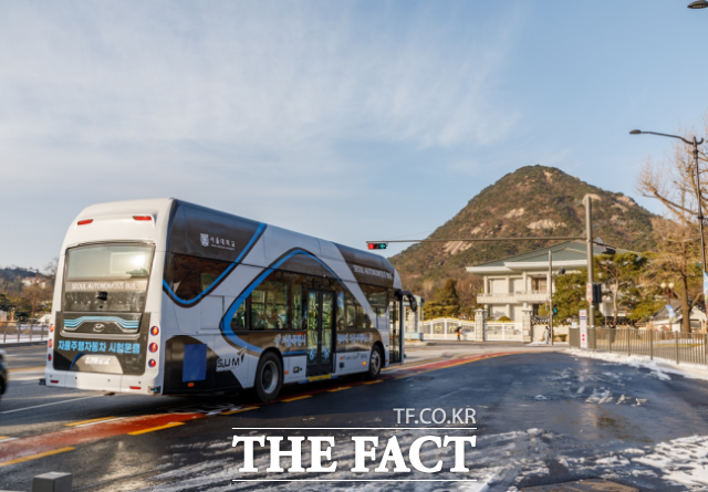 ½Ã³»¹ö½º¿Í ¶È°°ÀÌ »ý±ä ÀÚÀ²ÁÖÇà¹ö½º°¡ Á¤±â ¿îÇàÀ» ½ÃÀÛÇÑ´Ù. ÀÚÀ²ÁÖÇà¹ö½º »çÁø. /¼¿ï½Ã Á¦°ø