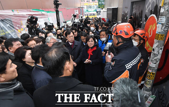 ¿ì»óÈ£ À§¿øÀåÀ» ºñ·ÔÇÑ Æ¯Á¶À§¿øµéÀÌ 21ÀÏ ¿ÀÀü ¼¿ï ¿ë»ê±¸ ÀÌÅ¿ø Âü»çÇöÀå ÇöÀåÁ¶»ç¿¡¼ ÃÖ¼º¹ü ¿ë»ê¼Ò¹æ¼ÀåÀÇ ºê¸®ÇÎÀ» µè°í ÀÖ´Ù. /±¹È¸»çÁøÃëÀç´Ü