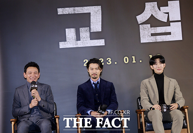 ¹è¿ì ȲÁ¤¹Î°ú Çöºó, °±â¿µ(¿ÞÂʺÎÅÍ)ÀÌ 20ÀÏ ¿ÀÈÄ ¼¿ï ¼ºµ¿±¸ ¸Þ°¡¹Ú½º ¼º¼ö¿¡¼ ¿¸° ¿µÈ '±³¼·' Á¦ÀÛº¸°íȸ¿¡¼ ¿ªÇÒ ¼Ò°³¸¦ Çϰí ÀÖ´Ù. /À̼±È ±âÀÚ