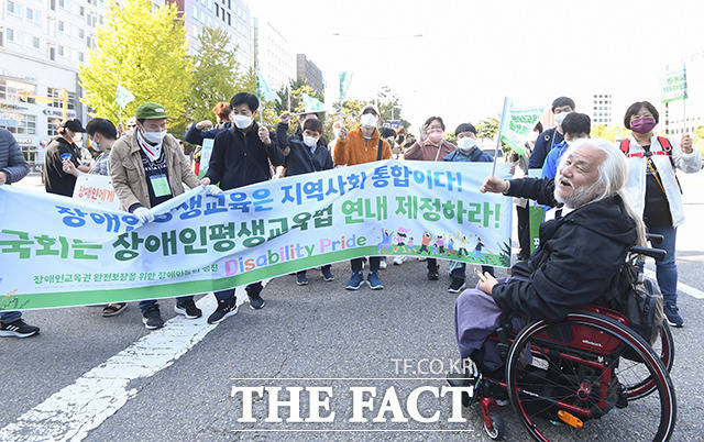 ڰ漮 ö󿬴(忬) ǥ 13    ̷뼾 տ    佺Ƽ  Ȱ ȣ ġ ִ. / ϱ