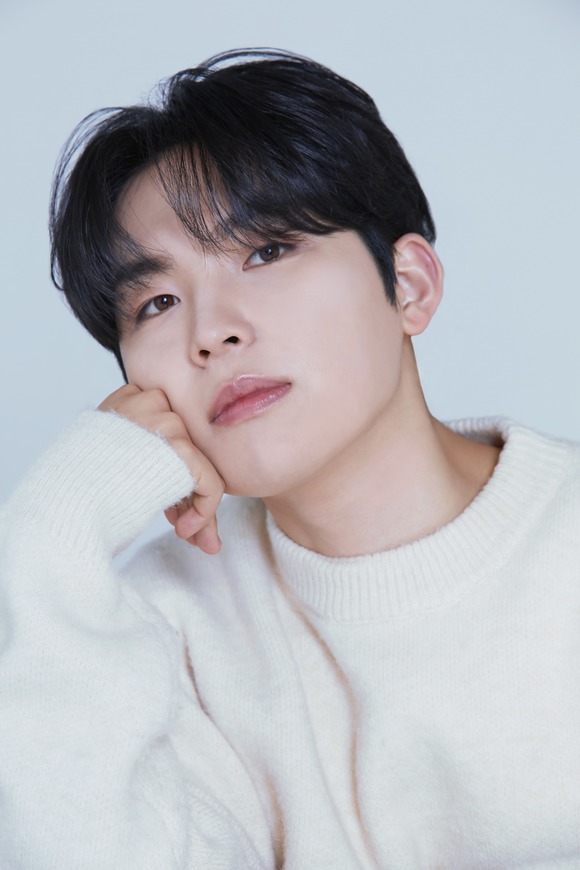 '¿ì¸® ÇÑ ÆíÀÇ ¼Ò¼³·Î ³²°ÚÁÒ(À̺°¼Ò¼³)'´Â ¹Î¿¬ÀçÀÇ °¨¼ºÀÌ ´õÇØÁ® ¸¶À½¿¡ ÀÜÀÜÇÏ°Ô ÆÛÁö´Â °¡»ç°¡ ¿Ï¼ºµÆ°í, ¹üÁøÀº ´ã´ãÇÏÁö¸¸ ¾ÖÀýÇÑ À½»öÀ¸·Î À̺°ÀÇ ½½ÇÄÀ» ûÀÚ¿¡°Ô ½º¸çµé°Ô ÇÑ´Ù. /´õºí¿¢½º¿£ÅÍ Á¦°ø