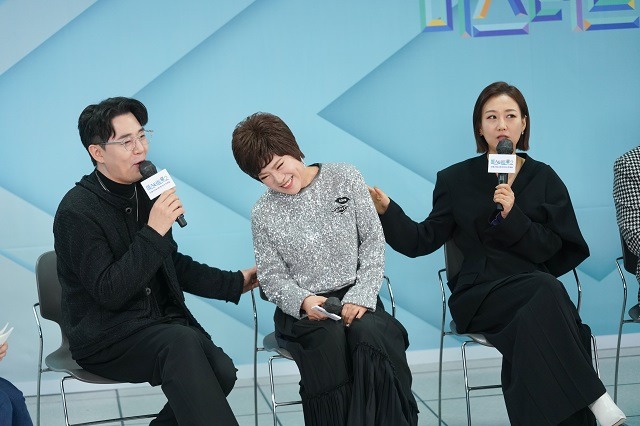 ±è¿¬ÀÚ(°¡¿îµ¥)°¡ 22ÀÏ ¿Â¶óÀÎÀ¸·Î ¿¸° TVÁ¶¼± '¹Ì½ºÅÍÆ®·Ô2' Á¦ÀÛ¹ßǥȸ¿¡¼ ºÕ(¿ÞÂÊ)°ú ÀåÀ±Á¤ÀÇ ¹ß¾ð¿¡ ¿ôÀ½À» ÂüÁö ¸øÇϰí ÀÖ´Ù. /TVÁ¶¼± Á¦°ø