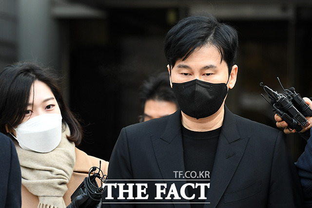 ¾çÇö¼® Àü YG¿£ÅÍÅ×ÀÌ¸ÕÆ® ´ëÇ¥°¡ 22ÀÏ ¿ÀÀü ¼¿ï ¼Ãʱ¸ ¼¿ïÁß¾ÓÁö¹æ¹ý¿ø¿¡¼ ¿¸° ƯÁ¤¹üÁË °¡Áßó¹ú µî¿¡ °üÇÑ ¹ý·ü À§¹Ý(º¸º¹Çù¹Ú) µîÀÇ ÇøÀÇ °ü·Ã ¼±°í °øÆÇ¿¡¼ ¹«Á˸¦ ¼±°í¹ÞÀº µÚ ¹ý¿øÀ» ³ª¼°í ÀÖ´Ù. /³²¿ëÈñ ±âÀÚ