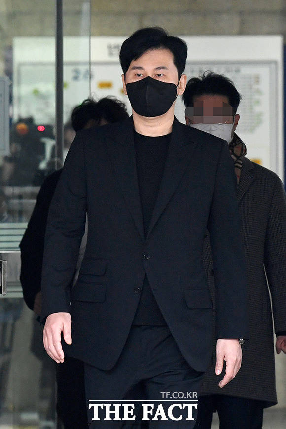 ¾çÇö¼® Àü YG¿£ÅÍÅ×ÀÌ¸ÕÆ® ´ëÇ¥°¡ 22ÀÏ ¿ÀÀü ¼¿ï ¼Ãʱ¸ ¼¿ïÁß¾ÓÁö¹æ¹ý¿ø¿¡¼ ¿¸° ƯÁ¤¹üÁË °¡Áßó¹ú µî¿¡ °üÇÑ ¹ý·ü À§¹Ý(º¸º¹Çù¹Ú) µîÀÇ ÇøÀÇ °ü·Ã ¼±°í °øÆÇ¿¡¼ ¹«Á˸¦ ¼±°í¹ÞÀº µÚ ÃëÀçÁøÀÇ Áú¹®¿¡ ´äÇϰí ÀÖ´Ù. /³²¿ëÈñ ±âÀÚ