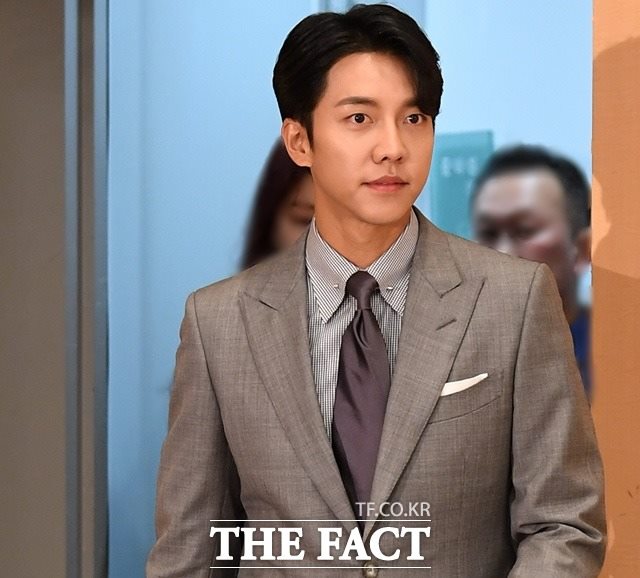 °¡¼ö °â ¹è¿ì À̽±Ⱑ ÈÄÅ©¿£ÅÍÅ×ÀÎ¸ÕÆ® ±ÇÁø¿µ ´ëÇ¥À̻縦 ºñ·ÔÇÑ ÀüÇöÁ÷ ÀÌ»çµéÀ» »ó´ë·Î °í¼ÒÀåÀ» Á¦ÃâÇß´Ù. /´õÆÑÆ® DB