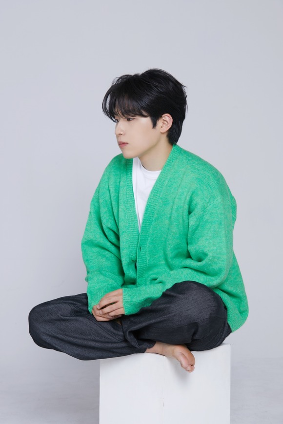 °¡¼ö ¹üÁøÀÌ 16ÀÏ ½Å°î '¿ì¸® ÇÑ ÆíÀÇ ¼Ò¼³·Î ³²°ÚÁÒ(À̺°¼Ò¼³)'¸¦ ¹ßÇ¥Çß´Ù. µ¶º¸Àû °¨¼ºÀÇ ½Ì¾î¼Û¶óÀÌÅÍ ¾È¿¹Àº°ú ÇÔ²² ºÎ¸¥ 'Á¶°¢µé' ÀÌÈÄ 3°³¿ù ¸¸ÀÇ ½Å°îÀÌ´Ù. /´õºí¿¢½º¿£ÅÍ Á¦°ø