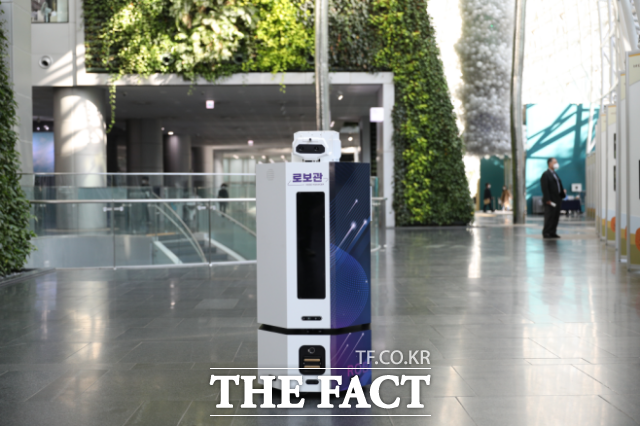 ¼¿ï½Ãû Á¦1È£ ·Îº¿ ÁÖ¹«°ü '·Îº¸°ü'Àº Á÷¿øµéÀÇ ½ºÆ÷Æ®¶óÀÌÆ®¸¦ ¹Þ´Â ½Ãû ¸¶½ºÄÚÆ®´Ù. ¼¿ï½Ã ¹°·ù ¹è¼Û ·Îº¿ '·Îº¸°ü' ¸ð½À. /¼¿ï½Ã Á¦°ø