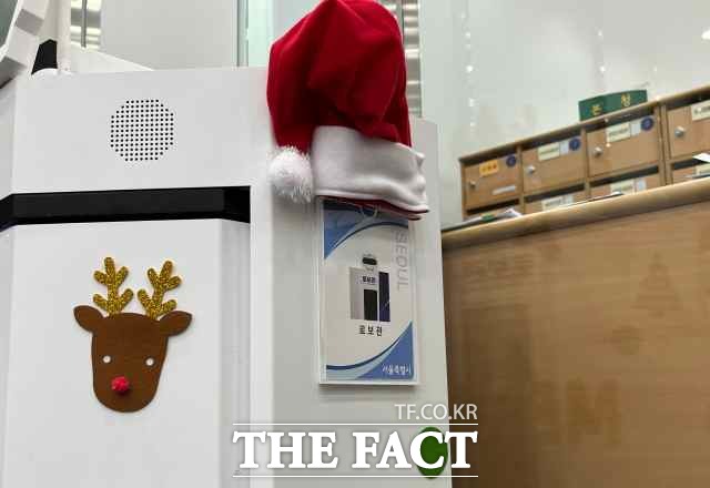 ·Îº¸°üÀº ¸ö¿¡´Â µÎ °³ÀÇ Ä¿´Ù¶õ °ø¹«¿øÁõÀ» ´Þ°í ÀÖ´Ù. /Á¤Ã¤¿µ ±âÀÚ