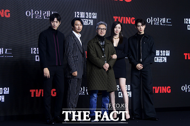 ¹èÁ¾ °¨µ¶(°¡¿îµ¥)°ú ¹è¿ì ¼ºÁØ, ±è³²±æ, ÀÌ´ÙÈñ, Â÷Àº¿ì(¿ÞÂʺÎÅÍ)°¡ 22ÀÏ ¿ÀÈÄ ¼¿ï ¿µµîÆ÷±¸ ÄÜ·¡µåÈ£ÅÚ¿¡¼ ¿¸° Ƽºù ¿À¸®Áö³Î ½Ã¸®Áî '¾ÆÀÏ·£µå' Á¦ÀÛ¹ßǥȸ¿¡¼ Æ÷Á ÃëÇϰí ÀÖ´Ù. /À̼±È ±âÀÚ