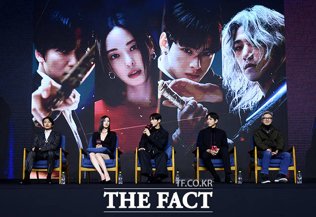 ¹è¿ì ¼ºÁØ, ±è³²±æ, ÀÌ´ÙÈñ, Â÷Àº¿ì¿Í ¹èÁ¾ °¨µ¶(¿ÞÂʺÎÅÍ)ÀÌ 22ÀÏ ¿ÀÈÄ ¼¿ï ¿µµîÆ÷±¸ ÄÜ·¡µåÈ£ÅÚ¿¡¼ ¿¸° Ƽºù ¿À¸®Áö³Î ½Ã¸®Áî '¾ÆÀÏ·£µå' Á¦ÀÛ¹ßǥȸ¿¡¼ ÁúÀÇ¿¡ ´äÇϰí ÀÖ´Ù. /À̼±È ±âÀÚ