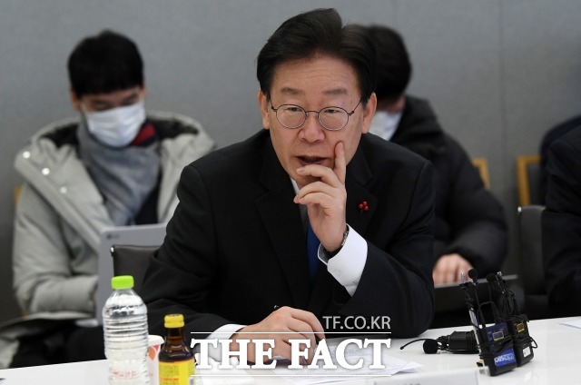 ¼º³²FC ÀÇȤÀ» ¼ö»ç ÁßÀÎ ¼ö¿øÁö°Ë ¼º³²Áöû Çü»ç3ºÎ(À¯¹ÎÁ¾ ºÎÀå°Ë»ç)´Â Áö³ 21ÀÏ ÀÌÀç¸í ¹ÎÁÖ´ç ´ëÇ¥¿¡°Ô ÇÇÀÇÀÚ ½ÅºÐÀ¸·Î Ãâ¼®ÇØ Á¶»ç¹ÞÀ» °ÍÀ» Å뺸Çß´Ù. /ÀÓ¿µ¹« ±âÀÚ