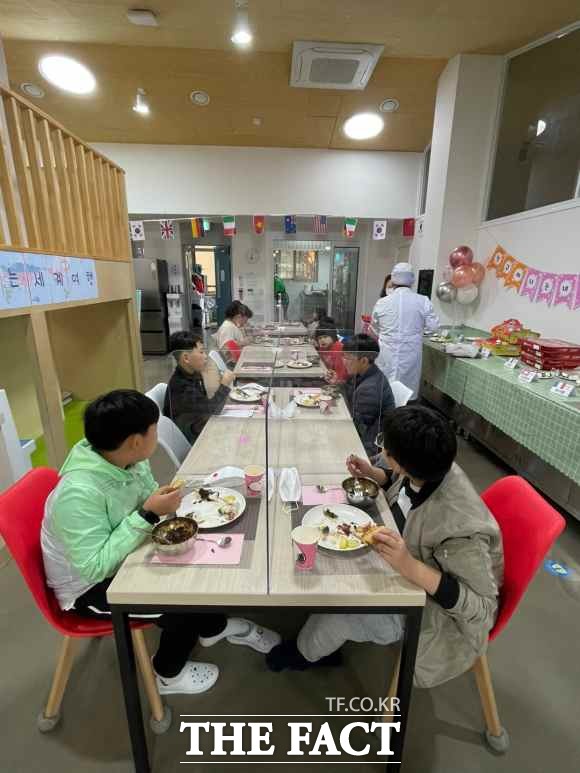 키움센터에서 식사하는 아이들. /서울시 제공