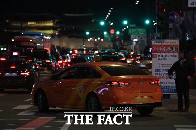 서울 택시 할증요금 조정 첫 날인 2022년 12월 1일 도심에서 택시들이 운행하고 있다. /뉴시스