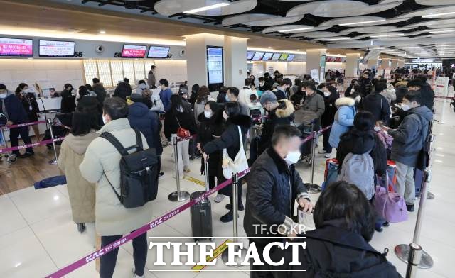 설 명절 연휴를 하루 앞둔 20일 오전 서울 강서구 김포공항 국내선 청사가 시민들로 붐비고 있다. /뉴시스
