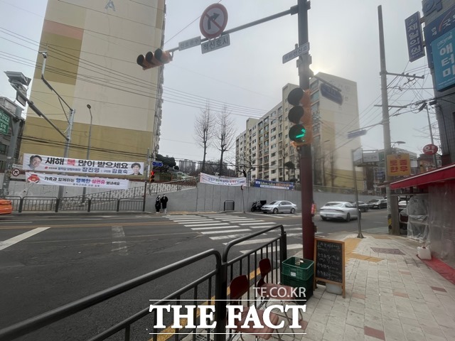 설날을 맞은 22일 서울 동작구 신상도초등학교 사거리 우회전 신호등이 설치돼있다. /최의종 기자