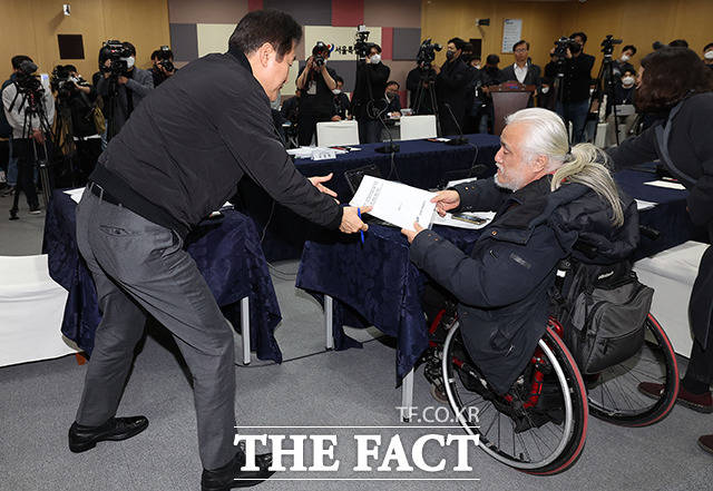 ¿À¼¼ÈÆ ¼¿ï½ÃÀåÀÌ 2ÀÏ ¿ÀÈÄ ¼¿ï Áß±¸ ¼¿ïƯº°½Ãû¿¡¼ ¹Ú°æ¼® Àü±¹Àå¾ÖÀÎÂ÷º°Ã¶Æó¿¬´ë ´ëÇ¥¿Í ¸é´ãÀ» Çϸç ÀڷḦ ¹Þ°í ÀÖ´Ù. /À̵¿·ü ±âÀÚ