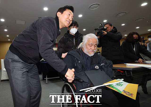 ¿À¼¼ÈÆ ¼¿ï½ÃÀåÀÌ 2ÀÏ ¿ÀÈÄ ¼¿ï Áß±¸ ¼¿ïƯº°½Ãû¿¡¼ ¹Ú°æ¼® Àü±¹Àå¾ÖÀÎÂ÷º°Ã¶Æó¿¬´ë ´ëÇ¥¿Í ¸é´ãÀ» ¸¶Ä¡°í ÀλçÇϰí ÀÖ´Ù. /À̵¿·ü ±âÀÚ