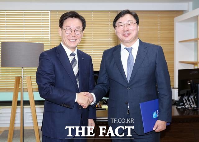 '��ϼ۱�' ��Ȥ�� ���踦 �� �輺�� �� �ֹ�� ȸ���� ���� ����� ���Ҿ���ִ� ��ǥ�� �����ߴٴ� ������ ������ ��Ƴ��� �ִ�. �� ��ǥ ���� ���� �����ϰ� �־� �̰��� ������ ������ ������ �ִ����� ������ �� �����̴�. ������ 2018�� ��ȭ�� ��⵵ ��ȭ�����翡�� �Ӹ����� �ְ� ����Կ��ϴ� ����� ��� ��⵵����. /����=��⵵