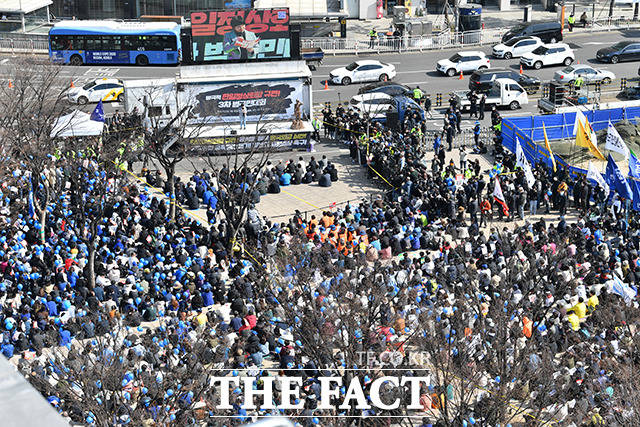 '대일 굴욕외교 규탄 범국민대회'가 열린 18일 오후 서울 중구 서울광장에 많은 참석자가 모여있다. /박헌우 기자
