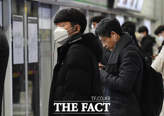 오는 20일부터 대중교통에서의 마스크 착용 의무가 해제된다. 서울 강남구 강남역 승강장에서 마스크를 착용한 시민과 벗은 시민이 지하철을 기다리고 있다. /박헌우 기자