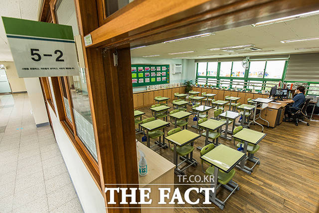 학생이 교사의 지시를 무시하고 수업 도중 책상 위에 눕거나 자리를 옮기는 등 수업을 방해할 경우 '교육활동 침해 유형'으로 규정된다./사진공동취재단