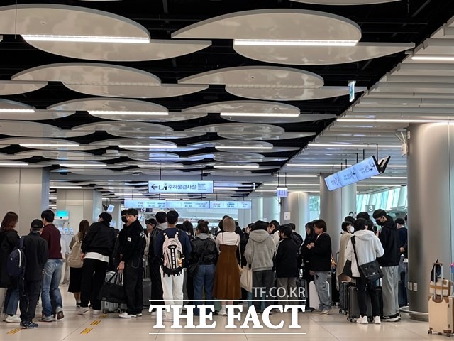 20일 김포공항을 찾은 시민들은 마스크 착용 의무가 해제된 것을 알고 있지만 착용한다고 말했다. /황지향 인턴기자