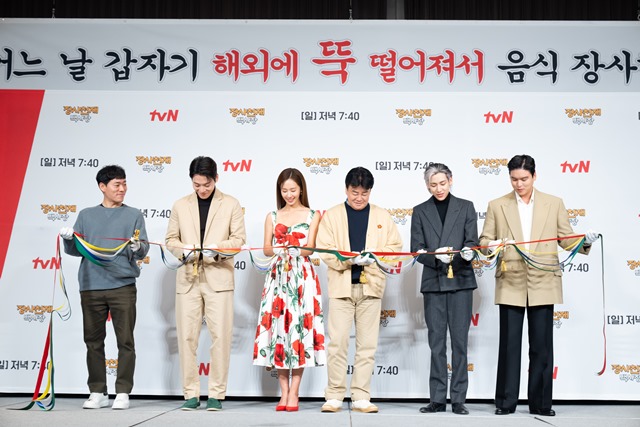 이우형 PD, 존박 권유리 백종원 뱀뱀 이장우(왼쪽부터 차례대로)가 tvN '장사천재 백사장'에 대한 다양한 이야기를 전했다. /tvN 제공