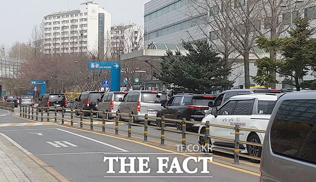 23일 오후 서울의 한 대형 종합병원 출입구에서 인근 약국들 승합차가 줄지어 대기하고 있다. /이덕인 기자