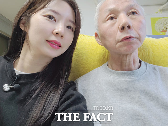 3녀 중 막내딸 박채아(39·왼쪽)씨는 치매에 걸린 아버지를 10년째 보살피고 있다. /박채아 씨 제공