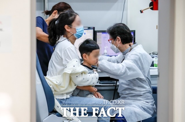 28일 질병관리청에 따르면 봄철 인플루엔자(독감) 유행이 기승을 부리며 지난주 환자 수가 최근 20년 동안 가장 높은 수준을 기록했다. 사진은 서울의 한 소아청소년과의원을 찾은 어린이가 독감 예방주사 접종을 받고 있는 모습. /뉴시스