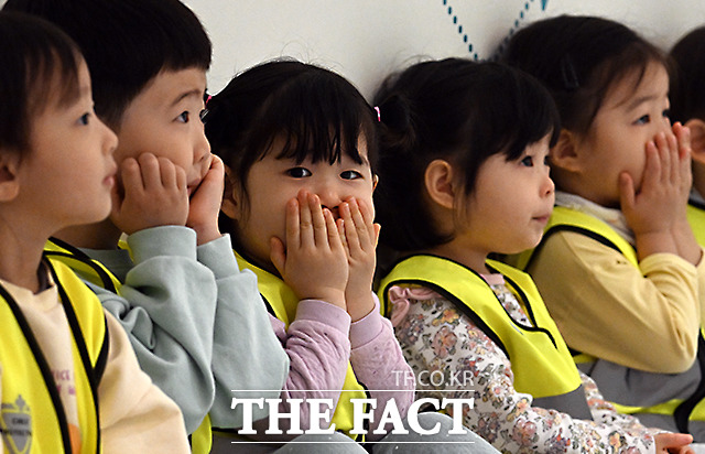 4월 18일 오전 서울 강남구 일원어린이실내놀이터에서 시행된 화재대피훈련에 참가한 어린이들이 안전요원의 화재대피요령을 들으며 입을 막고 있다./임영무 기자