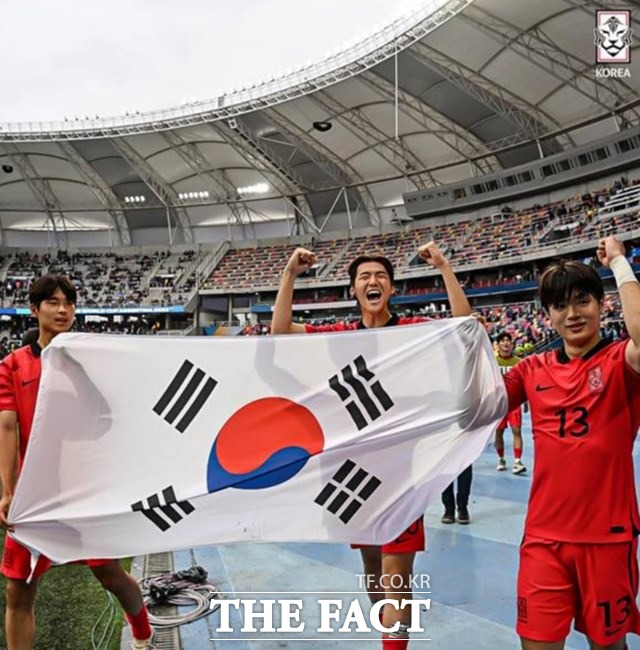 한국의 U-20대표팀 선수들이 5일 아르헨티나에서 열린 나이지리아와 2023 FIFA U-20 월드컵 8강전에서 연장 혈투 끝에 1-0 승리를 거둔 뒤 경기장을 돌며 뒤풀이를 하고 있다./산티아고 델 에스테르(아르헨티나)=KFA